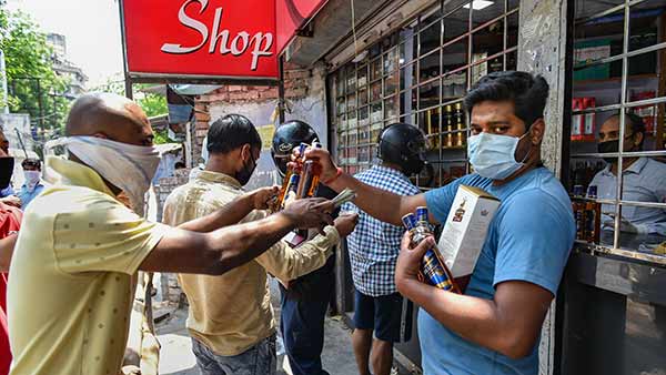 வாடகைக்கு ஆள் பிடித்த குடிமகன்கள் 