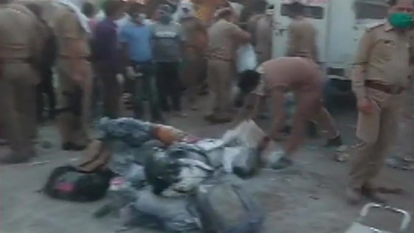 கவிழ்ந்த லாரி 