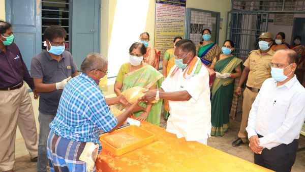 Puducherry State Chief Minister Narayanasamy distributed 5 kg of rice to the people of Nellithoppu Puducherry State Chief Minister Narayanasamy distributed 5 kg of rice to the people of Nellithoppu