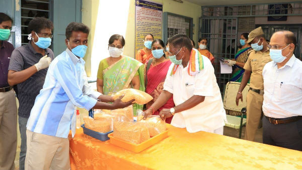 Puducherry State Chief Minister Narayanasamy distributed 5 kg of rice to the people of Nellithoppu Puducherry State Chief Minister Narayanasamy distributed 5 kg of rice to the people of Nellithoppu