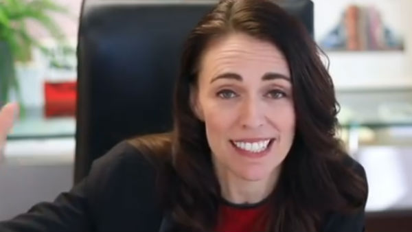 ஊழியர்களுடன் சந்தோஷ பேச்சு ஊழியர்களுடன் சந்தோஷ பேச்சு