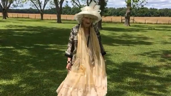 பாட்டியின் பேஷன் ஷோ 