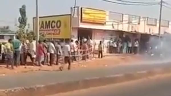 பட்டாசு வெடித்த குடிமகன்கள் 