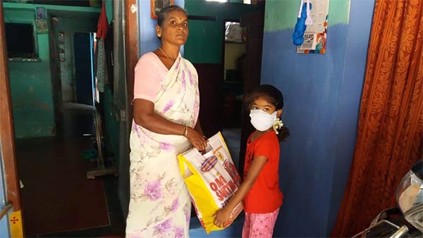 இருக்கையில் அமர வைத்த ஆட்சியர் 