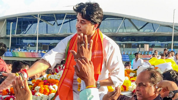 மும்முனைப் போட்டி 