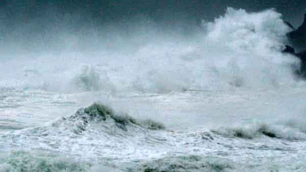 கடலில் கடும் சீற்றம் 