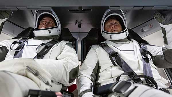 இரண்டு வீரர்கள் செல்கிறார்கள் 