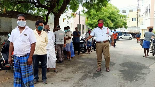 முகத்தில் மாஸ்க் 