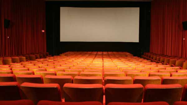 தியேட்டர் கிடைப்பதில் சிக்கல்: 