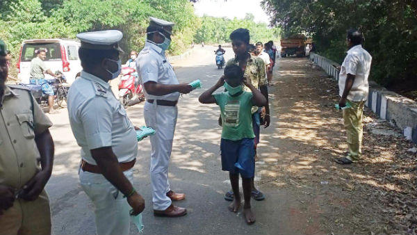 Traffic police providing free masks to public in Puducherry 
