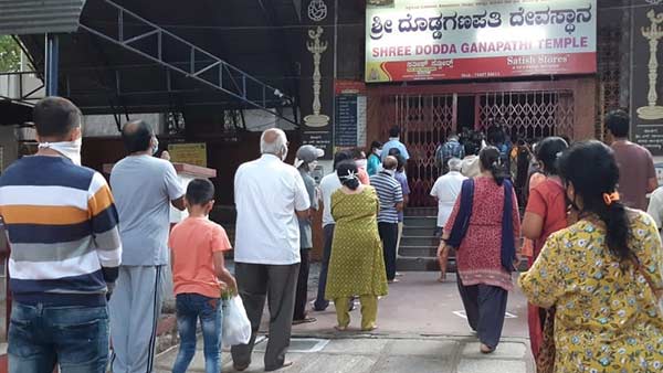 UP CM Yogi Adityanath offers prayers Gorakhpur Temple 