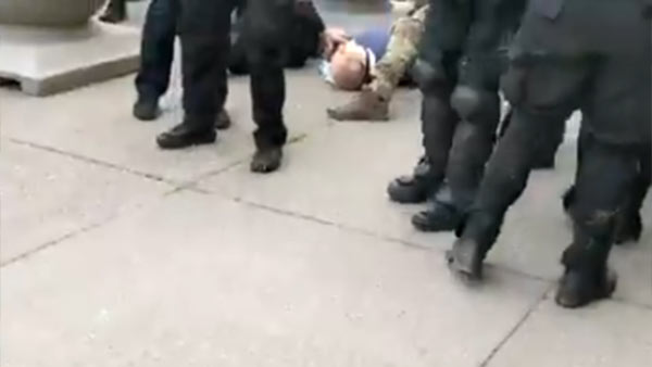 மூர்க்கத்தனமான போலீசார் 