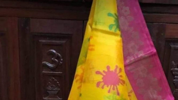 சேலையில் கொரோனா 