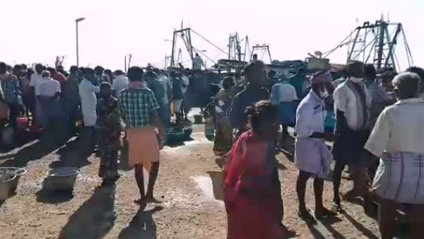 காஞ்சி மீன் மார்க்கெட்டில் கூட்டம் 