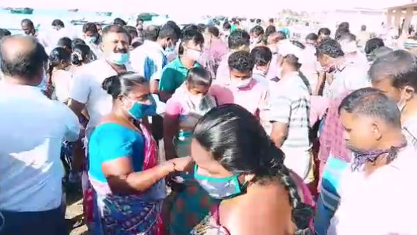 கடற்கரையில் மக்கள் கூட்டம் 