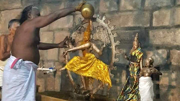 அதிகாலையில் அபிஷேகம் 