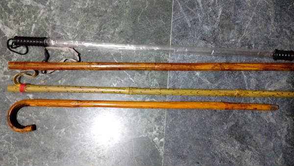 லத்தியை எப்படி பிடிக்கலாம்? 