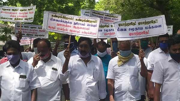 Puducherry Fishermen protest against Governor Kiran Bedi 