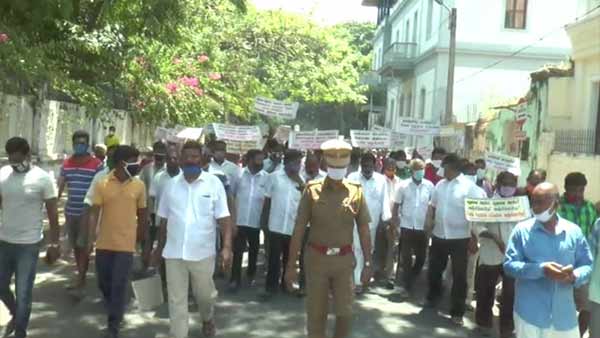 Puducherry Fishermen protest against Governor Kiran Bedi 
