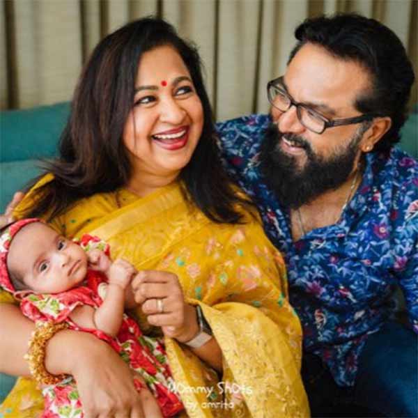  மடியில் பேத்தியுடன் ராதிகா