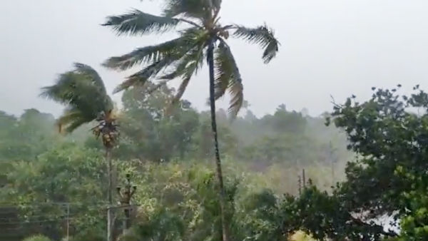 கரையை கடக்கும் 