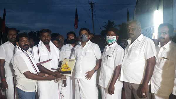 கட்சியினரை ஈர்க்க 