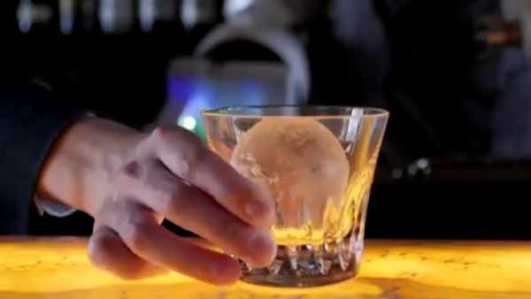 தூக்கிப்பிடிக்கும் மதுப்பிரியர்கள் 