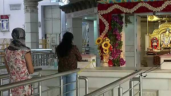 UP CM Yogi Adityanath offers prayers Gorakhpur Temple 