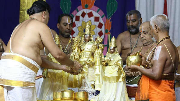 மலையப்பசுவாமிக்கு அபிஷேகம்