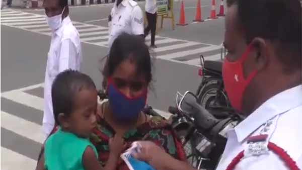 Inspirational story: Bike riders getting mask from Karur traffic inspector 