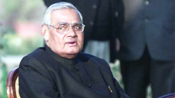 சீனா தூதரகத்துக்குள் 800 ஆடுகளை ஓடவிட்டார் 