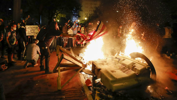 அதிகாரிகள் 