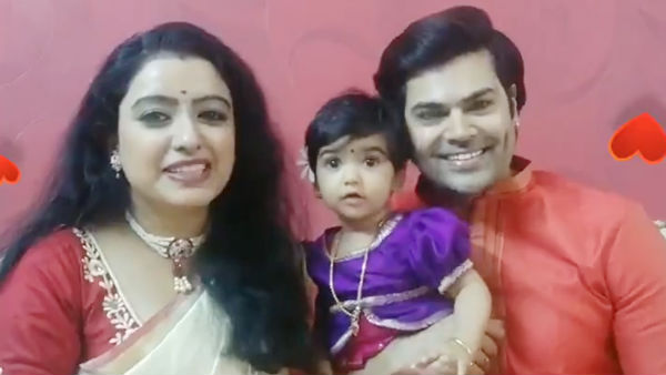  குழந்தையுடன் கொஞ்சல்