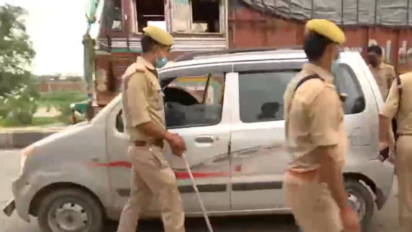 பின் தொடர்ந்த மீடியா வாகனங்கள் 