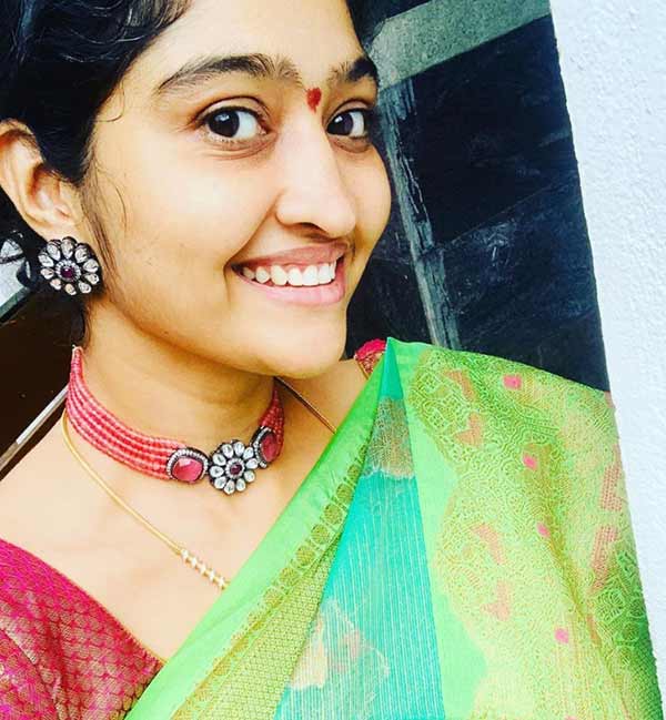 பச்சை நிற சேலையில் பாந்தம்