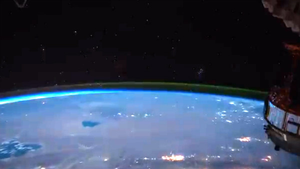 பூமியில் விழாது 