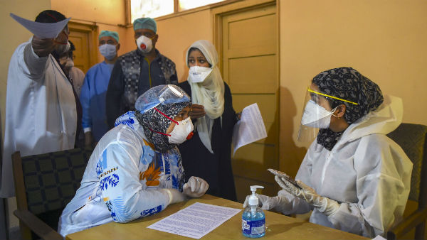 கவச உடையில் மருத்துவர்கள் 