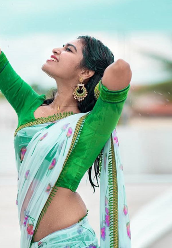 குழியில் விழுந்த ரசிகர்! குழியில் விழுந்த ரசிகர்!