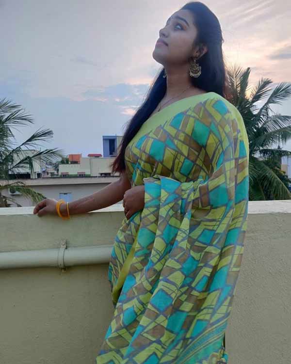  ரசிக்கும் ரசிகர்கள்