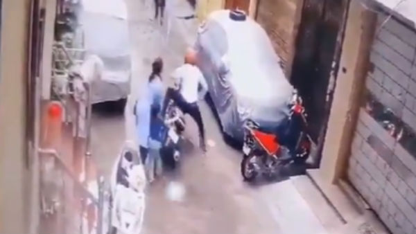 கை கட்டி வேடிக்கை 