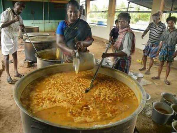 ஆயிரக்கணக்கானோர் 