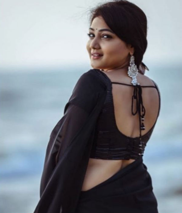  கவர்ச்சிக்கு சேலை