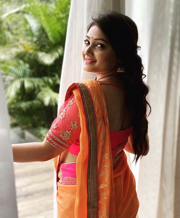 பிரியங்காவின் அன்புப் பிடி