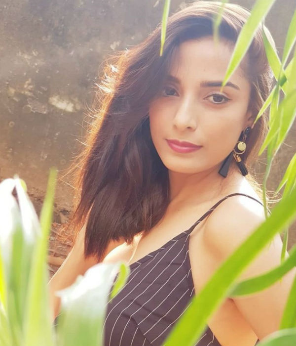  பூஜா சர்மா