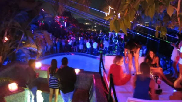 மாஸ்க் அணிந்து டான்ஸ் 