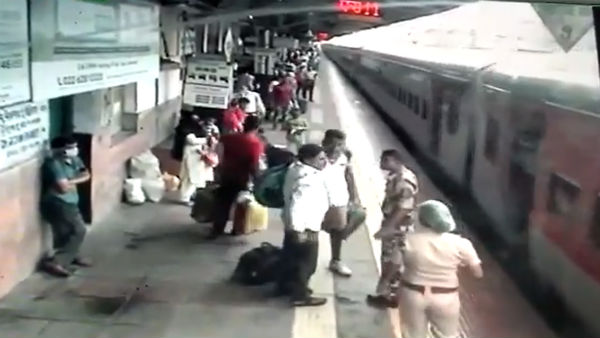 Railway Protection personnel at Kalyan railway station saved the life of a 52-year old passenger Railway Protection personnel at Kalyan railway station saved the life of a 52-year old passenger