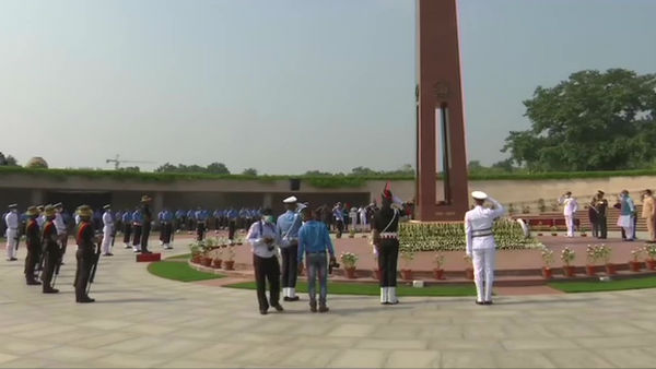 Kargil Vijay Diwas: Rajnath Singh pays tributes in National War memorial 