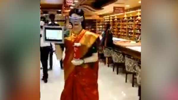 சிங்கப்பூரில் அசத்தல் 