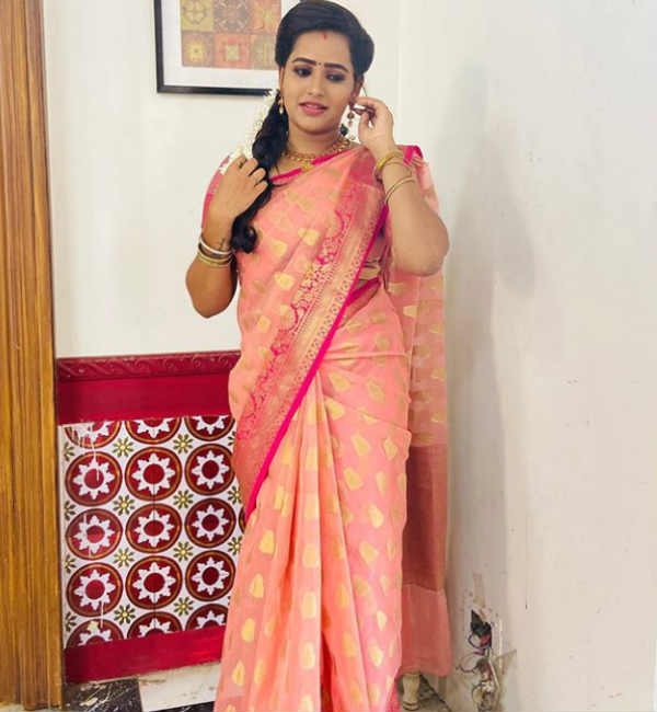  சேலையில் அம்சமாக இருக்கிறார்