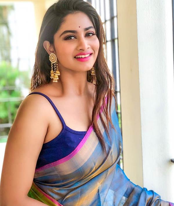 அஞ்சு மணி அடிச்சா அது ஷிவானி